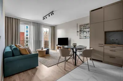 Telewizja i/lub zestaw kina domowego w obiekcie National Stadium Deluxe Apartment by BookingHost