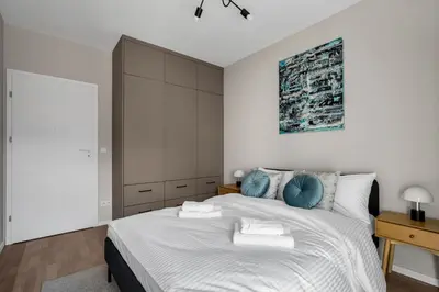 Łóżko lub łóżka w pokoju w obiekcie National Stadium Deluxe Apartment by BookingHost