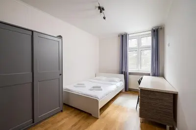 Łóżko lub łóżka w pokoju w obiekcie Ząbkowska 2-Bedroom Apartment by BookingHost