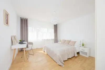 Łóżko lub łóżka w pokoju w obiekcie Bright Apartment in Warsaw's Wola Next to the Metro by Noclegi Renters