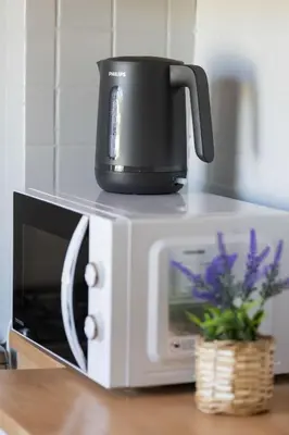 Telewizja i/lub zestaw kina domowego w obiekcie Bright Apartment in Warsaw's Wola Next to the Metro by Noclegi Renters