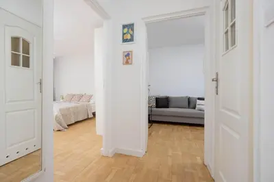 Łóżko lub łóżka w pokoju w obiekcie Bright Apartment in Warsaw's Wola Next to the Metro by Noclegi Renters