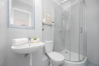 Łazienka w obiekcie Bright Apartment in Warsaw's Wola Next to the Metro by Noclegi Renters