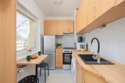 Kuchnia lub aneks kuchenny w obiekcie Bright Apartment in Warsaw's Wola Next to the Metro by Noclegi Renters