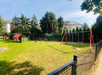 Plac zabaw dla dzieci w obiekcie Cosy Apartment Zwycięzców Saska Kępa