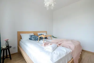 Łóżko lub łóżka w pokoju w obiekcie ShortStayPoland Pileckiego B140