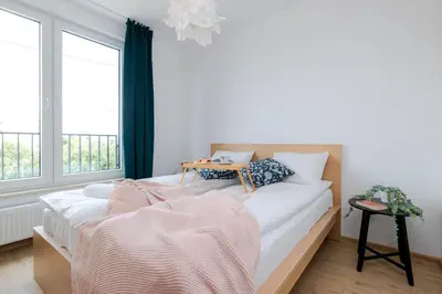 Łóżko lub łóżka w pokoju w obiekcie ShortStayPoland Pileckiego B140