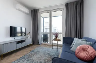 Telewizja i/lub zestaw kina domowego w obiekcie Blushline Apartment Wiktoryn AC Balcony