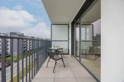 Balkon lub taras w obiekcie Spacious Apartment with Parking on Grochów by Noclegi Renters