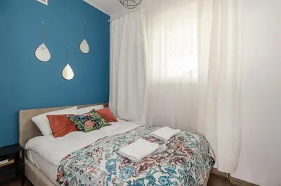 Łóżko lub łóżka w pokoju w obiekcie ShortStayPoland Sielecka B183