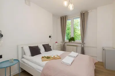 Łóżko lub łóżka w pokoju w obiekcie ShortStayPoland Stępińska B181