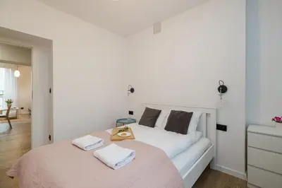 Łóżko lub łóżka w pokoju w obiekcie ShortStayPoland Stępińska B181