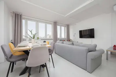 Telewizja i/lub zestaw kina domowego w obiekcie CityView Two-Storey Apartment Hala Mirowska Warsaw by Noclegi Renters