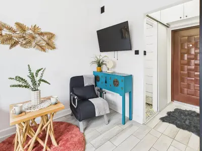 Telewizja i/lub zestaw kina domowego w obiekcie Comfortable studio in Warsaw's Mokotow district next to the Metro by Noclegi Renters