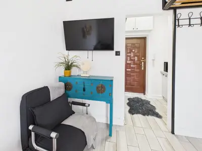 Telewizja i/lub zestaw kina domowego w obiekcie Comfortable studio in Warsaw's Mokotow district next to the Metro by Noclegi Renters