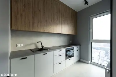 Kuchnia lub aneks kuchenny w obiekcie Warsaw Wola Premium Apartment by Evibell