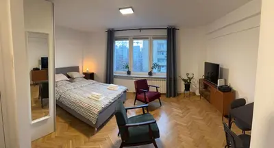 Łóżko lub łóżka w pokoju w obiekcie Słoneczne i przytulne mieszkanie na Muranowie