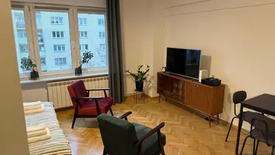 Telewizja i/lub zestaw kina domowego w obiekcie Słoneczne i przytulne mieszkanie na Muranowie