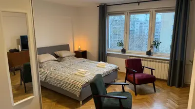 Łóżko lub łóżka w pokoju w obiekcie Słoneczne i przytulne mieszkanie na Muranowie