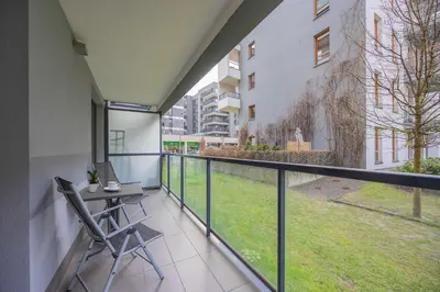 Balkon lub taras w obiekcie Kasprzaka Elegant Apartment in Wola with Parking by Noclegi Renters