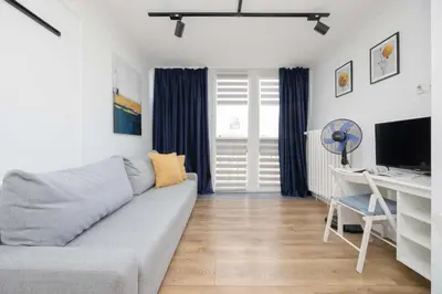 Telewizja i/lub zestaw kina domowego w obiekcie City Center Affordable & Cozy Studio Apartments by Noclegi Renters