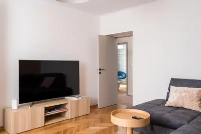Telewizja i/lub zestaw kina domowego w obiekcie Saxon Garden Spacious Apartment by BookingHost
