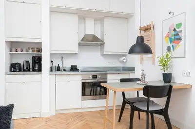 Kuchnia lub aneks kuchenny w obiekcie RentPlanet - Apartament Aleje Jerozolimskie