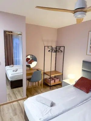 Łóżko lub łóżka w pokoju w obiekcie Pink Studio with balcony - self check-in