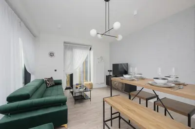 Telewizja i/lub zestaw kina domowego w obiekcie Towarowa Towers Apartments with Parking & AC by Renters Prestige