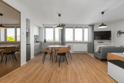 Kuchnia lub aneks kuchenny w obiekcie Szaserów 47-49 by Homeprime