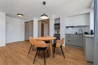 Kuchnia lub aneks kuchenny w obiekcie Szaserów 47-49 by Homeprime