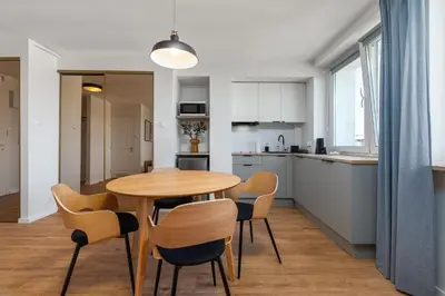 Kuchnia lub aneks kuchenny w obiekcie Szaserów 47-49 by Homeprime