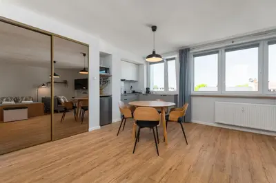 Kuchnia lub aneks kuchenny w obiekcie Szaserów 47-49 by Homeprime