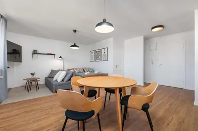 Kuchnia lub aneks kuchenny w obiekcie Szaserów 47-49 by Homeprime