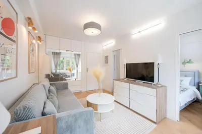 Telewizja i/lub zestaw kina domowego w obiekcie Hoża 40 Boutique City Apartment by BookingHost