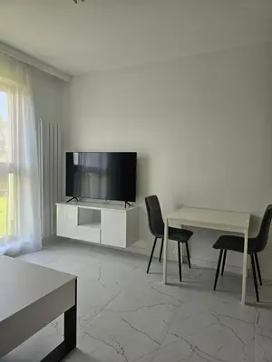 Telewizja i/lub zestaw kina domowego w obiekcie Apartment Chopin Airport Stay Włochy