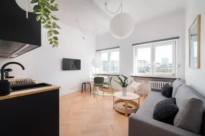 Telewizja i/lub zestaw kina domowego w obiekcie Plac Zbawiciela City Glow Apartment by BookingHost