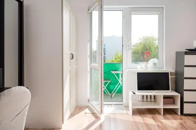 Telewizja i/lub zestaw kina domowego w obiekcie Okęcie Comfy Stay Studio by BookingHost