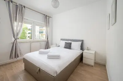 Łóżko lub łóżka w pokoju w obiekcie Włochy Fasolowa 2-Bedroom Apartment by BookingHost