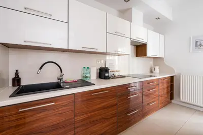 Kuchnia lub aneks kuchenny w obiekcie Włochy Fasolowa 2-Bedroom Apartment by BookingHost