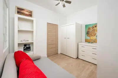 Telewizja i/lub zestaw kina domowego w obiekcie Włochy Fasolowa 2-Bedroom Apartment by BookingHost