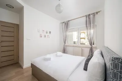 Łóżko lub łóżka w pokoju w obiekcie Włochy Fasolowa 2-Bedroom Apartment by BookingHost