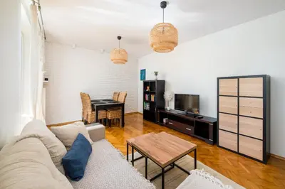 Telewizja i/lub zestaw kina domowego w obiekcie Rondo Wiatraczna Stylish Apartment by BookingHost