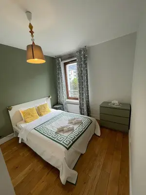 Łóżko lub łóżka w pokoju w obiekcie Cybernetyki Prime Apartment