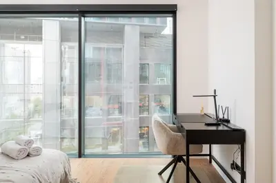 Łóżko lub łóżka w pokoju w obiekcie Towarowa Towers Premium Apartment by BookingHost