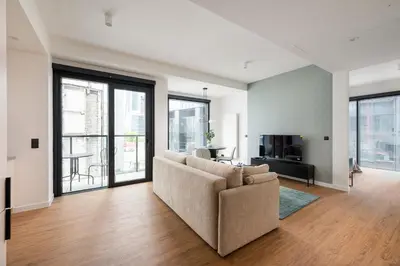 Telewizja i/lub zestaw kina domowego w obiekcie Towarowa Towers Premium Apartment by BookingHost