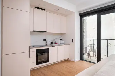 Kuchnia lub aneks kuchenny w obiekcie Towarowa Towers Premium Apartment by BookingHost