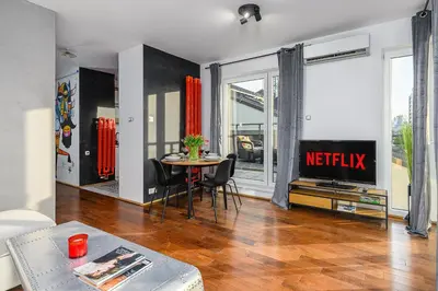 Telewizja i/lub zestaw kina domowego w obiekcie Lumina 3-room apart with large terrace