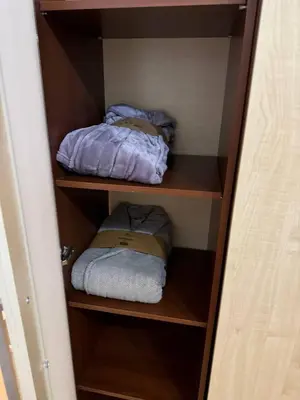Łóżko lub łóżka w pokoju w obiekcie Apartament Wola