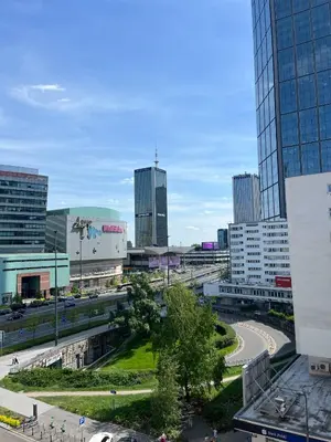 Widok na miasto Warszawa z tego apartamentu